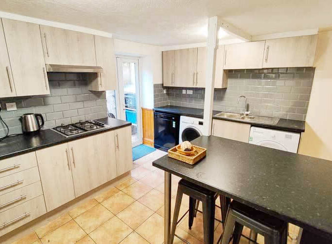 6 bed house for students to rent near Northampton Uni kitchen