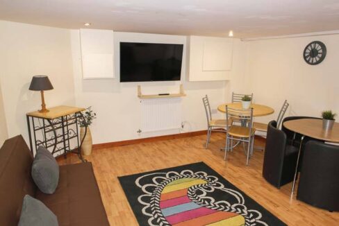 8 bed nurse and student house to rent in Northampton lounge