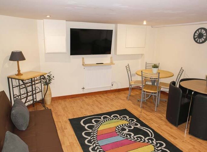 8 bed nurse and student house to rent in Northampton lounge