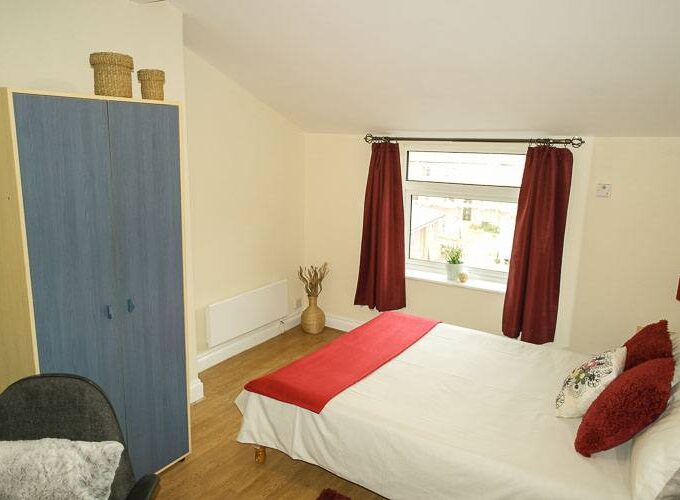 High quality five bed house for students close to Northampton College and university bedroom 4