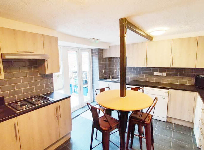 6 bed house for students to rent near Northampton Uni kitchen